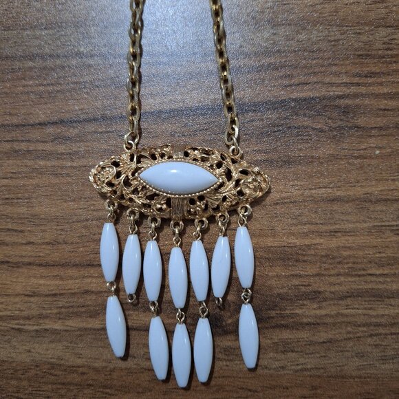 Jewelry - Vintage White Oval Lucite Pendant Gold Tone Necklace